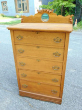 OAK CHEST DRAWERS WITH BACKSPL
