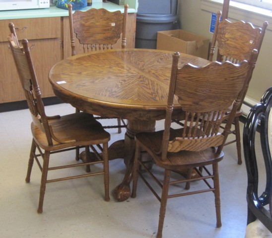 OAK DINING TABLE AND CHAIR GROUP