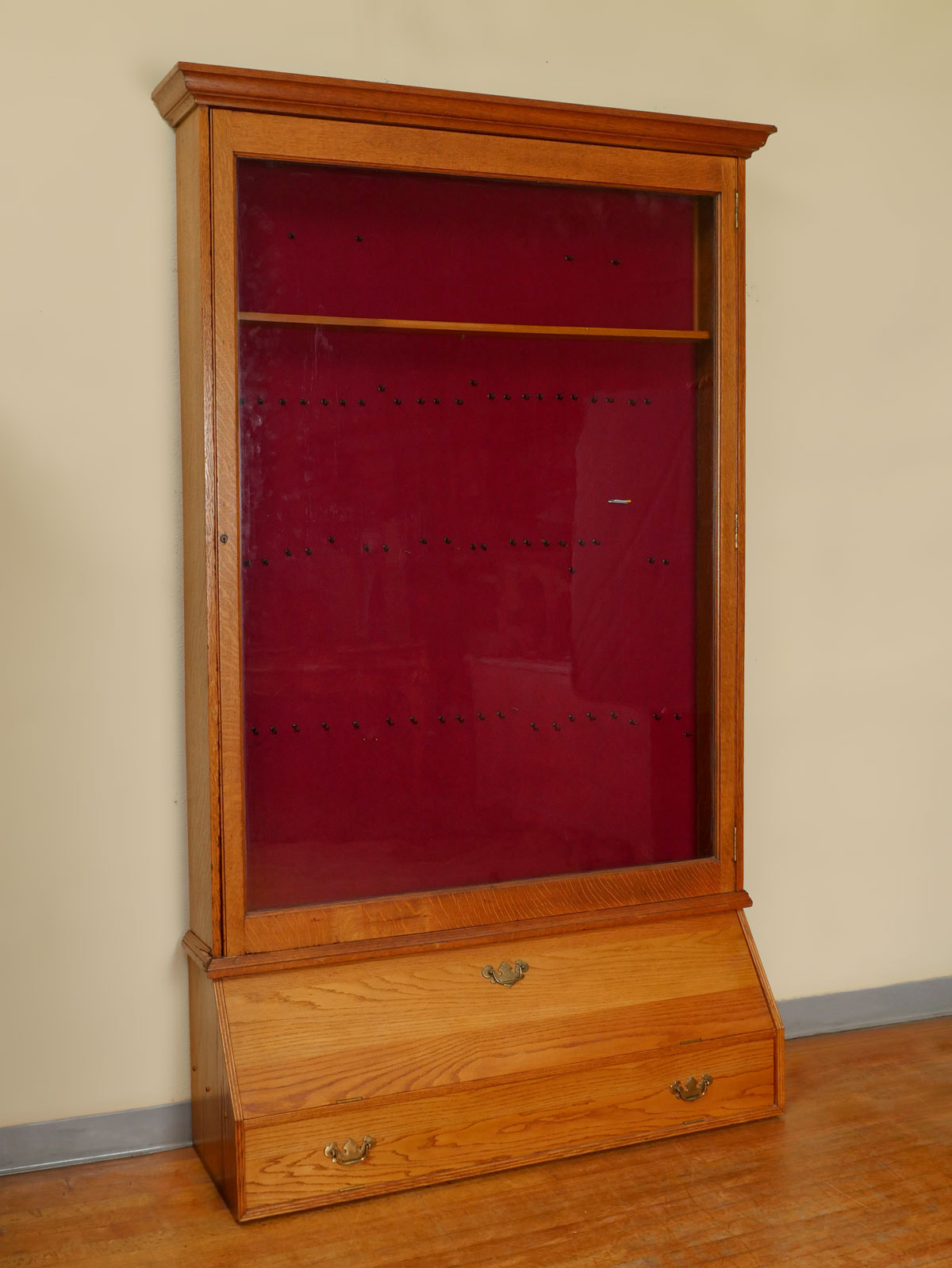 OAK GUN CABINET: Antique Tiger