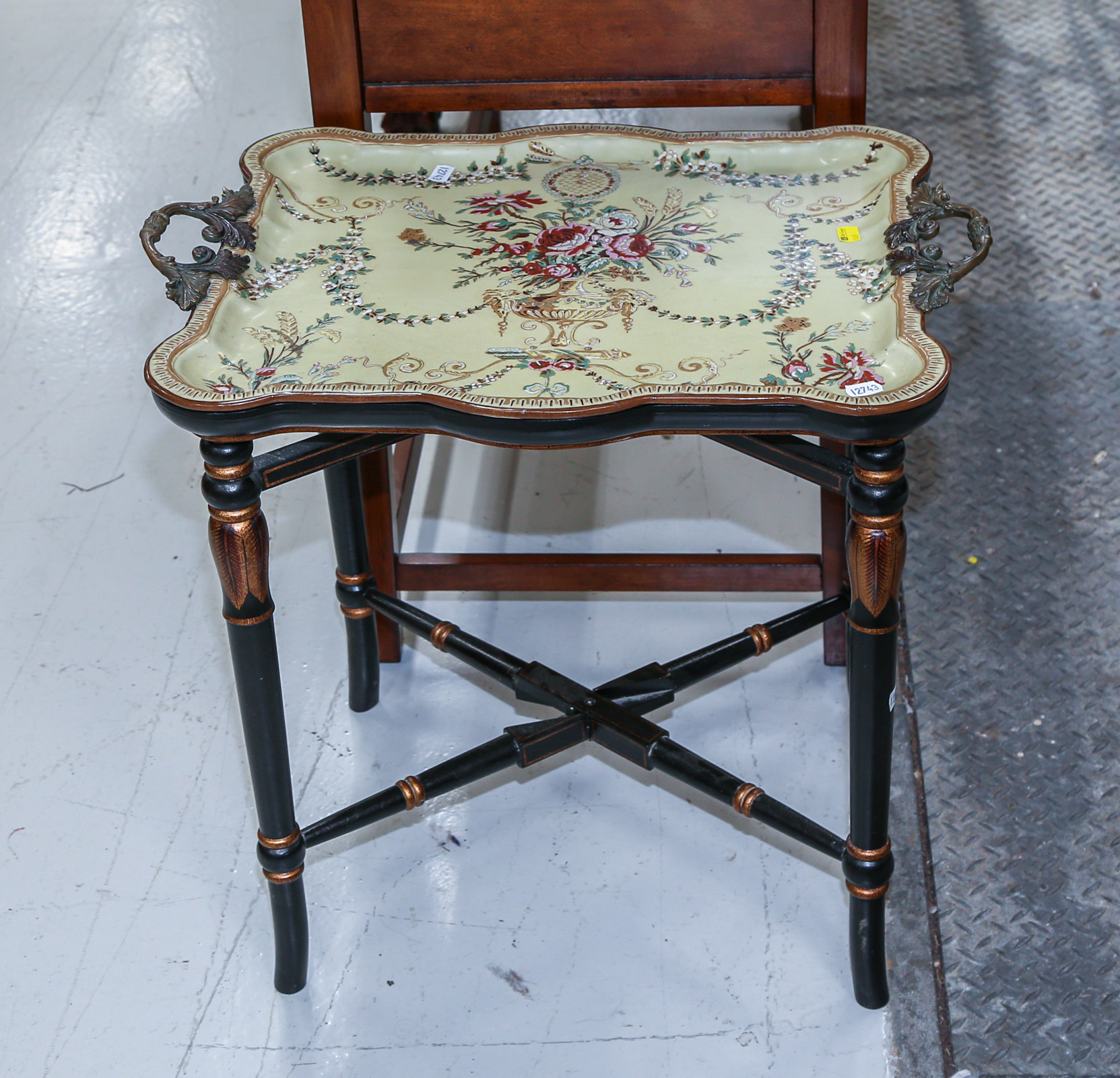OCCASIONAL TABLE WITH PORCELAIN