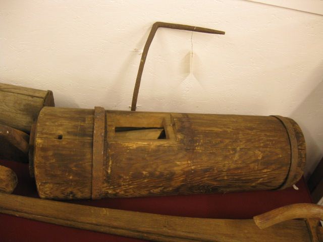 Old Pin Log Style Grinder 34''.