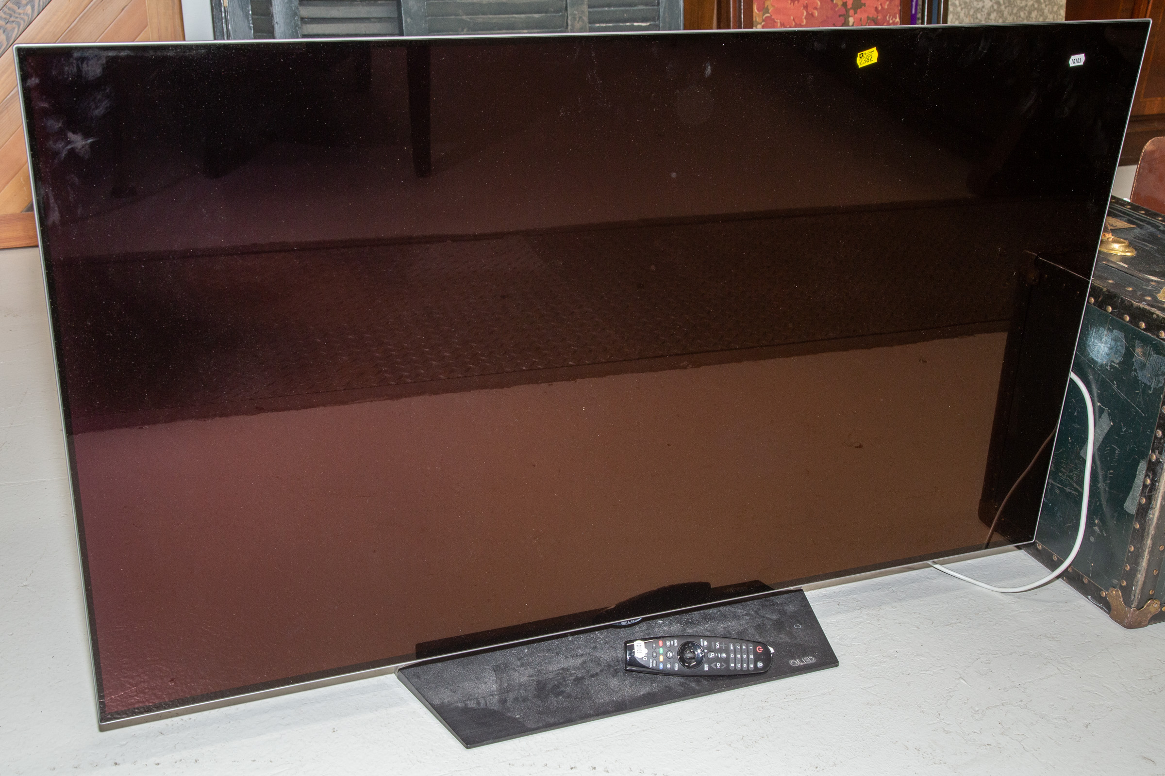 OLED FLAT SCREEN TELEVISION WITH