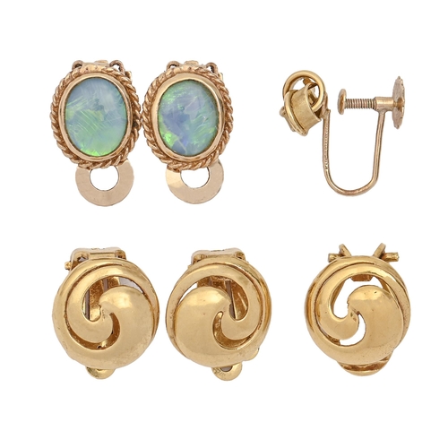 One and a pair of matching 9ct gold