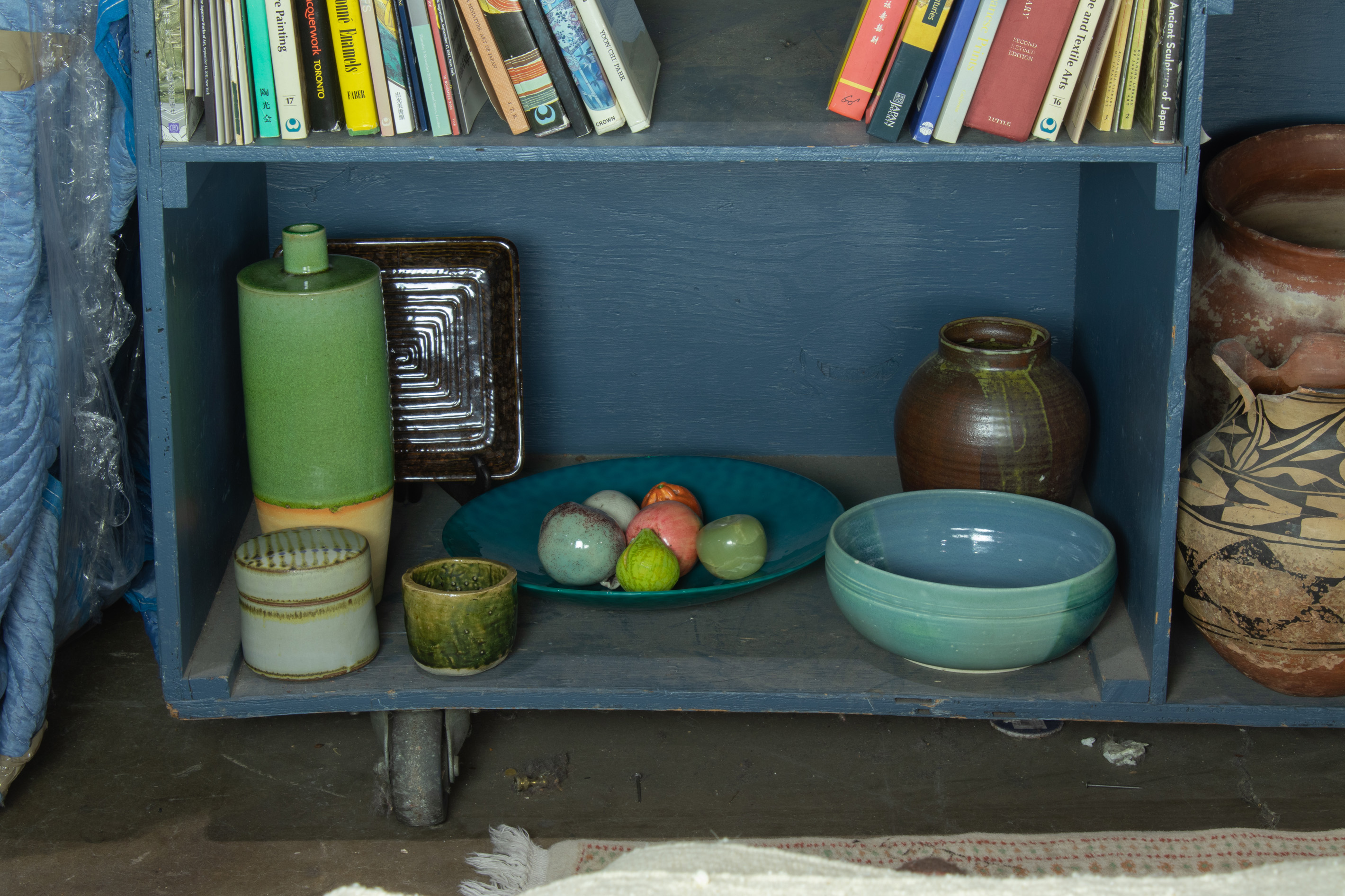 ONE SHELF OF ASSOCIATED DECORATIVES