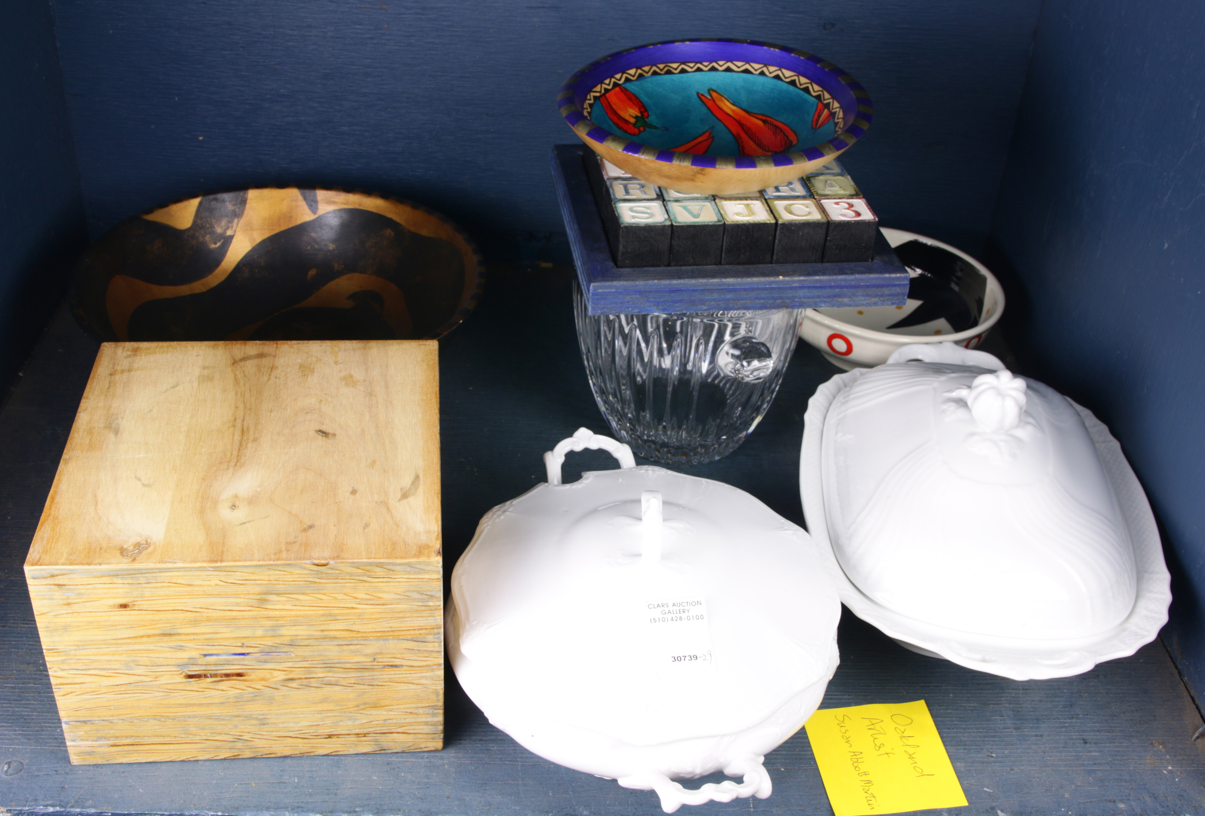 ONE SHELF OF ASSORTED DECORATIVES