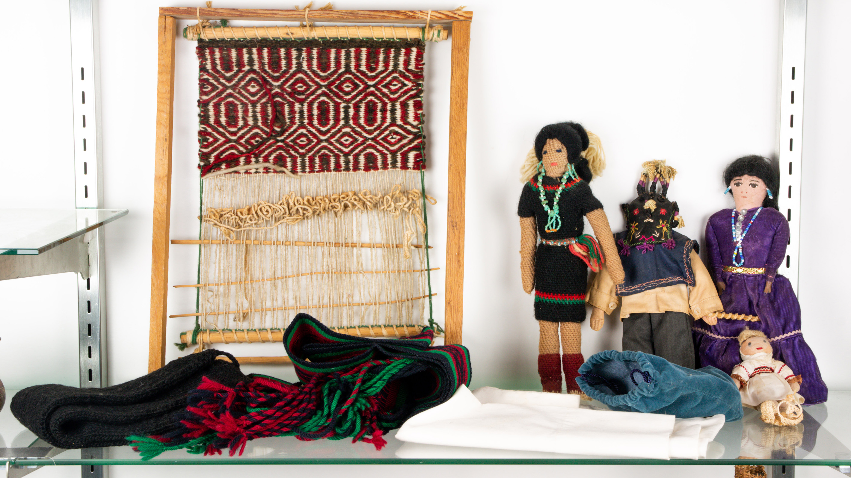 ONE SHELF OF DECORATIVE ART