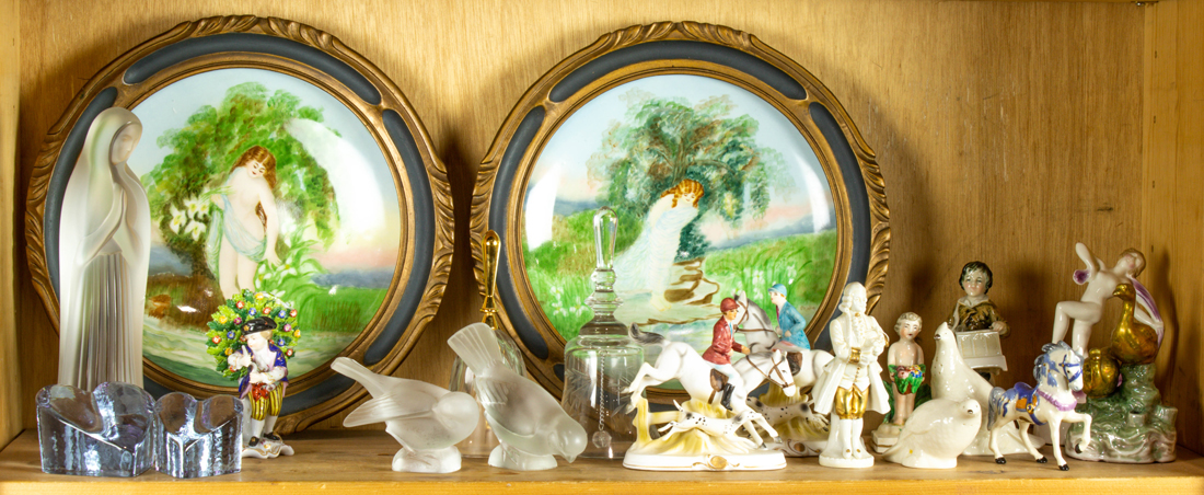 ONE SHELF OF PORCELAIN AND GLASS