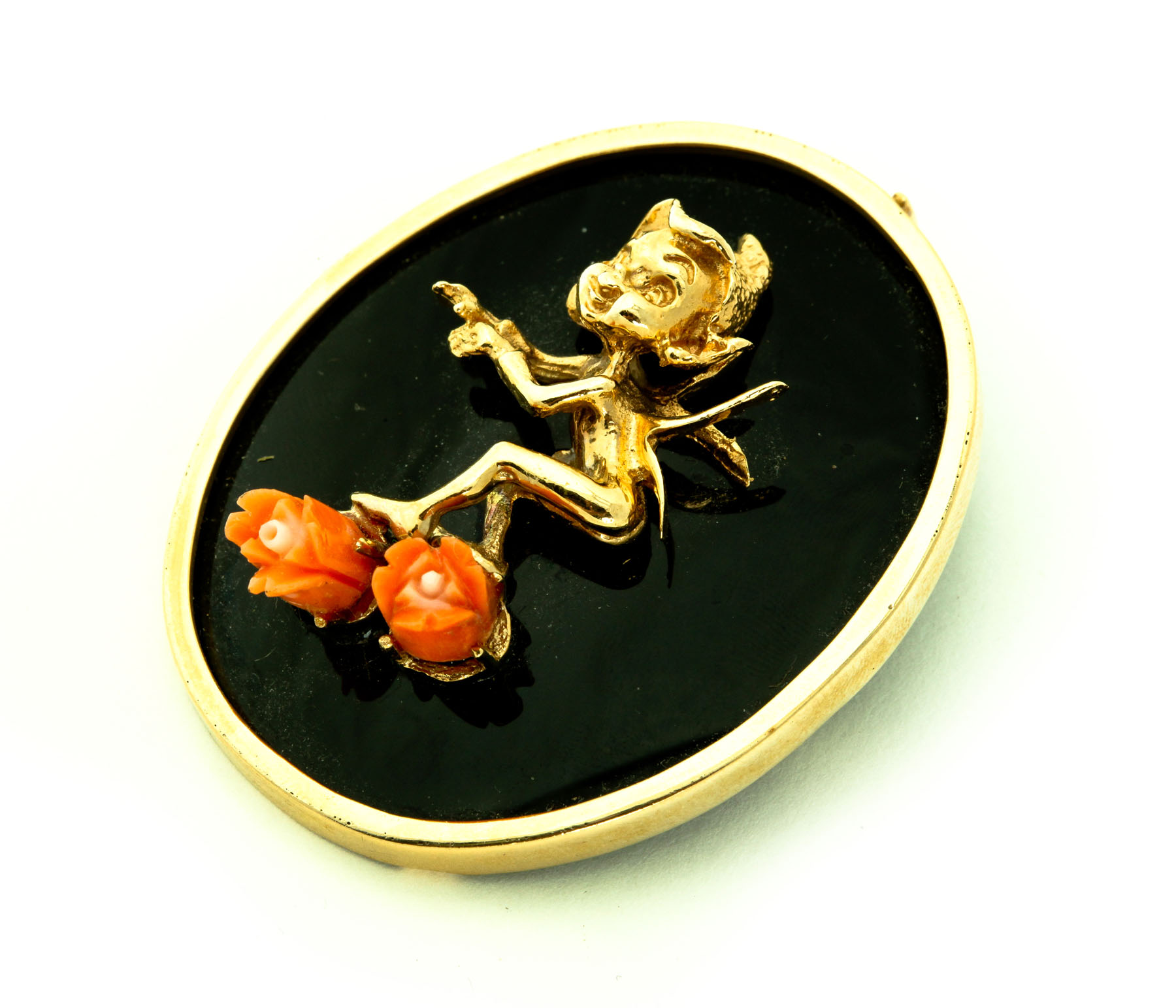 ONYX  CORAL AND GOLD PENDANT. 