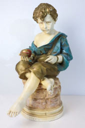 ORFANELLO BOY WITH APPLE STATU