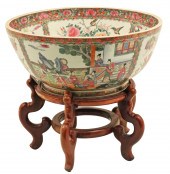 ORIENTAL PORCELAIN ROSE MEDALL