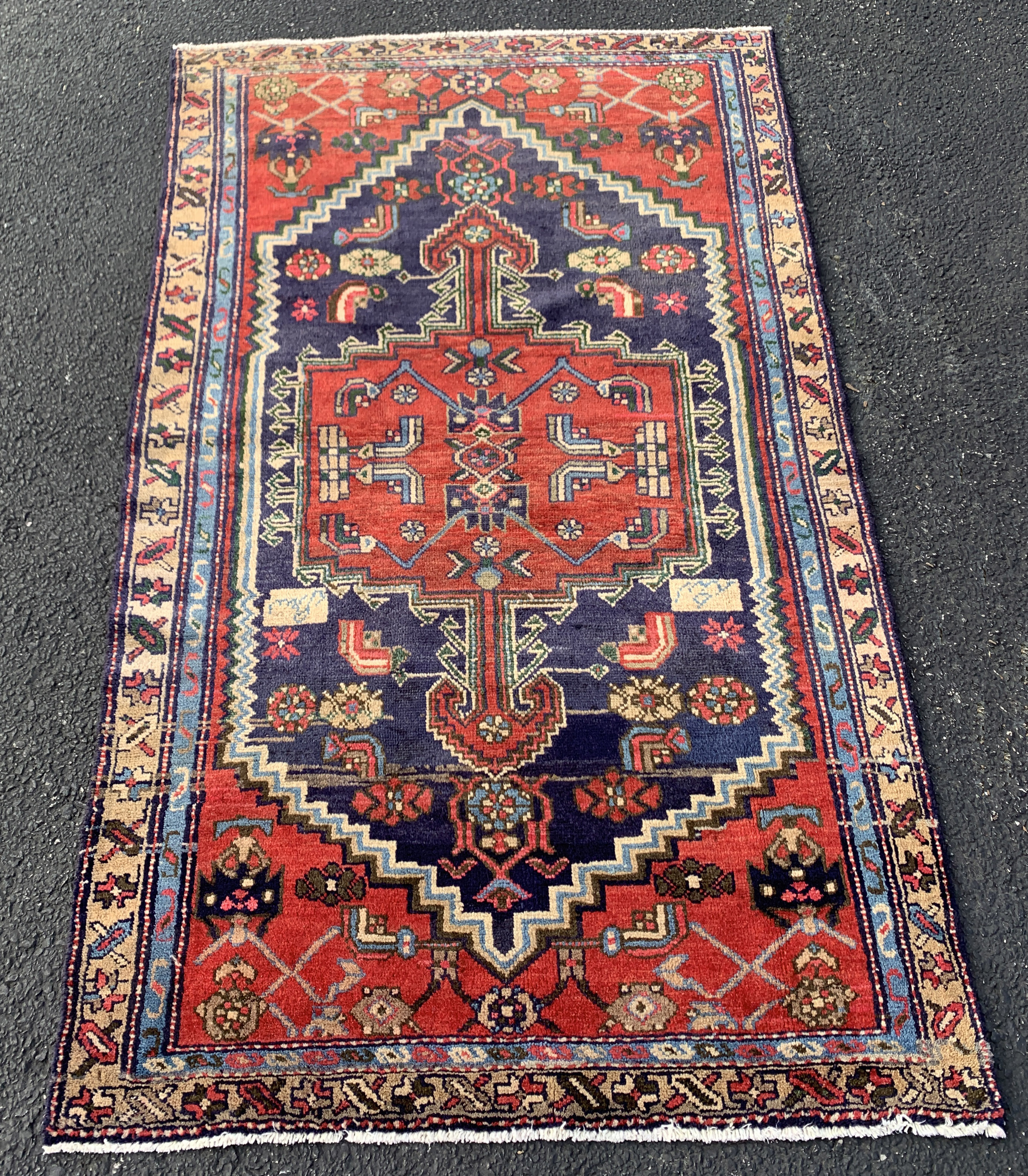 ORIENTAL RUG 3'10" X 6'8" HAMEDAN