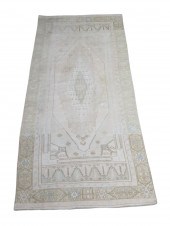 ORIENTAL RUG 4'3" X 9'5" OUSHA