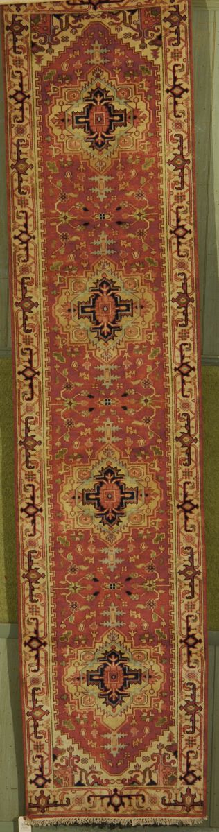 ORIENTAL RUG: SERAPI DESIGN