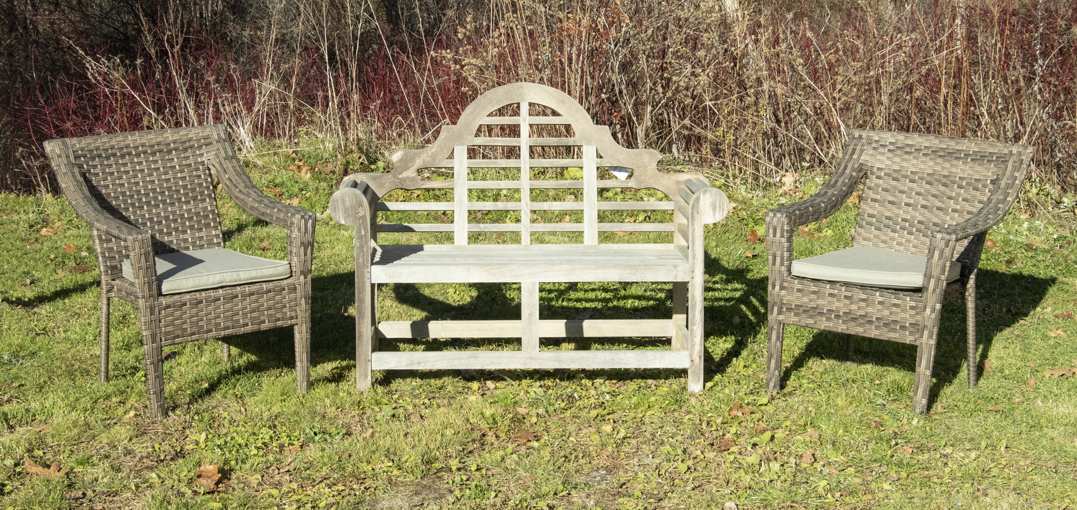 ORIENTAL-STYLE TEAK LAWN SETTEE