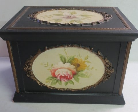 ORNAMENTAL DECORATED BOX:Ornamental