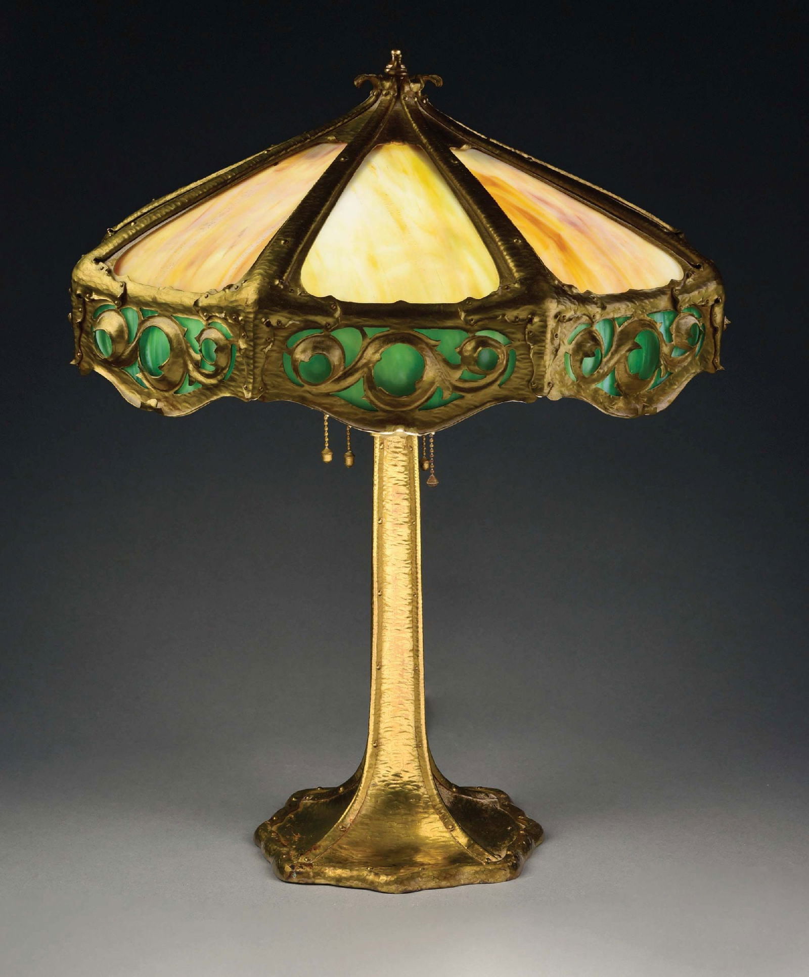 ORNATE SLAG GLASS TABLE LAMPA