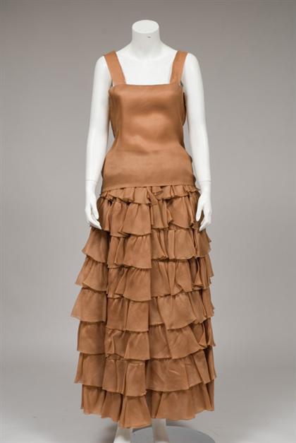 Oscar de la Renta organza ensemble