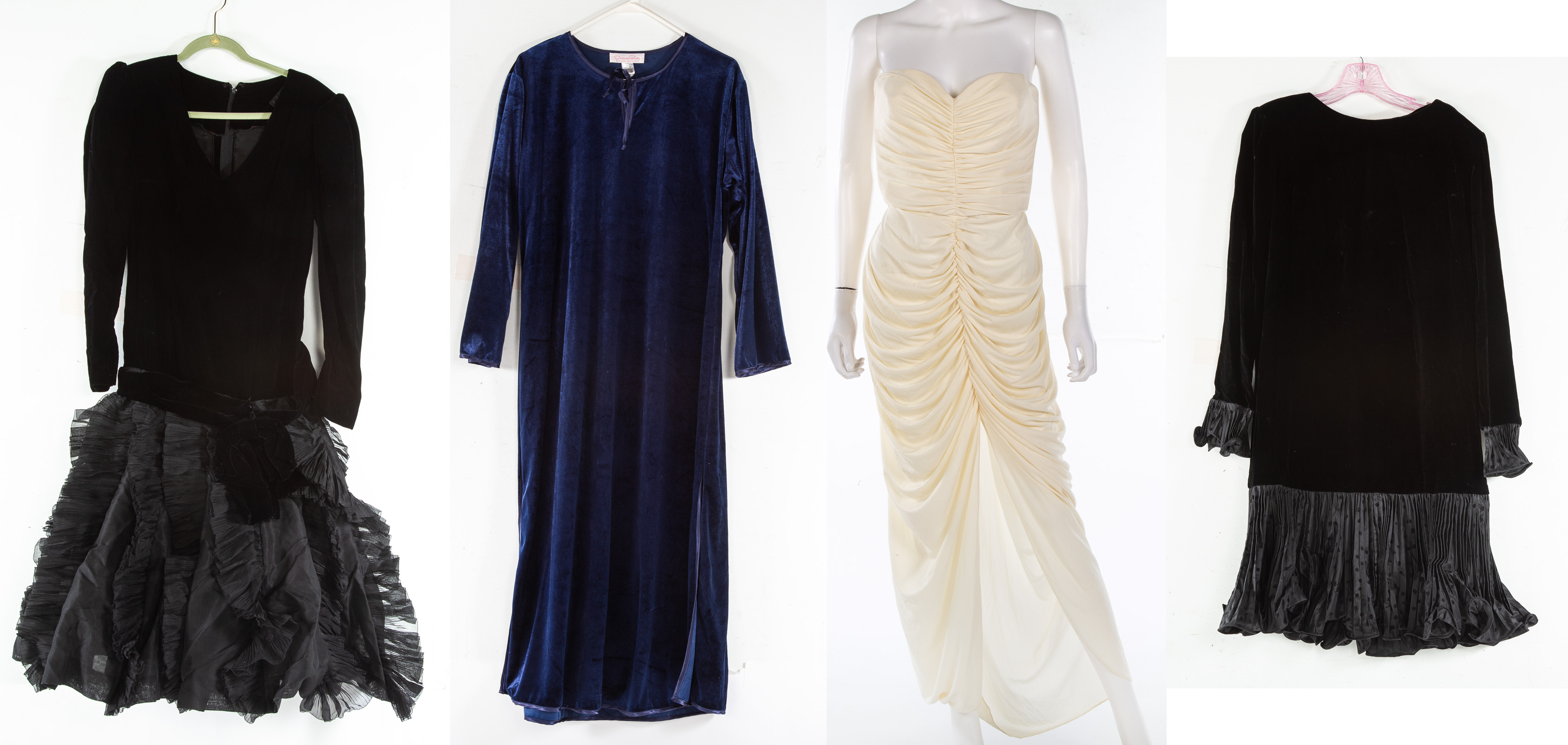 OSCAR DE LA RENTA VELVET DRESS