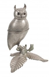 Owl form chased silver tone mu
