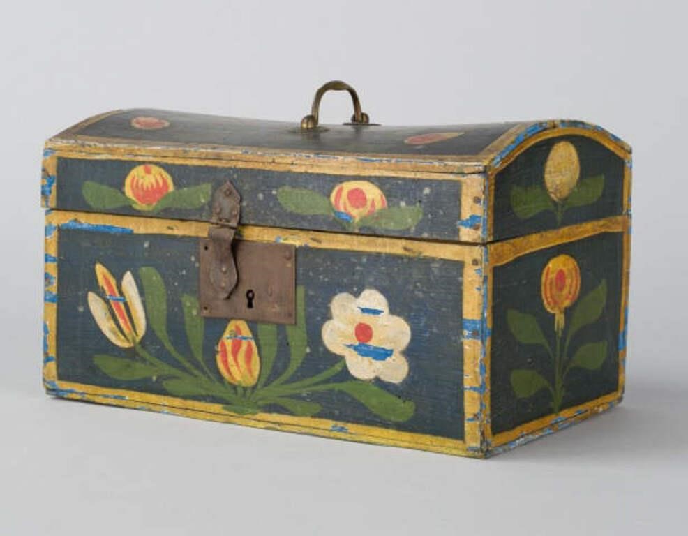 PAINTED DOME TOP BOXA small dome