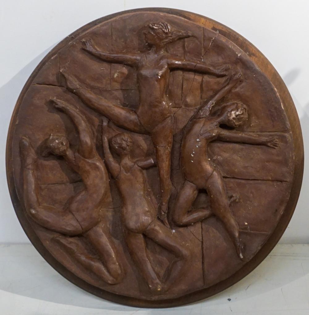 PAINTED PLASTER ROUND PLAQUE OF
