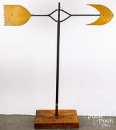 PAINTED SHEET IRON ARROW WEATH
