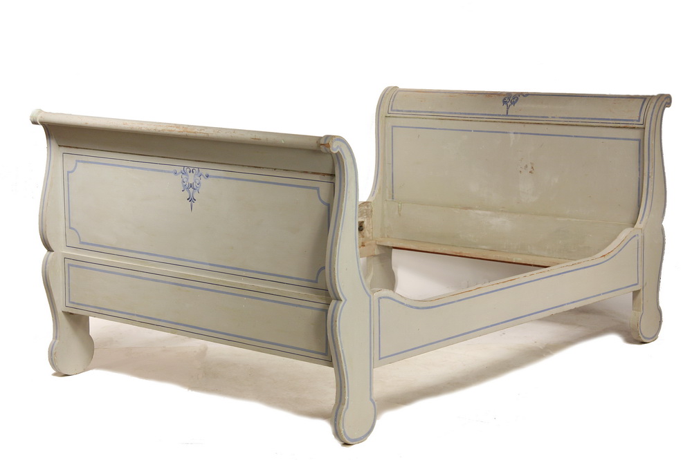 PAINTED SLEIGH BED - Maine