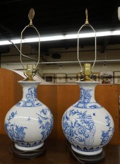 PAIR CHINESE BLUE AND WHITE PO