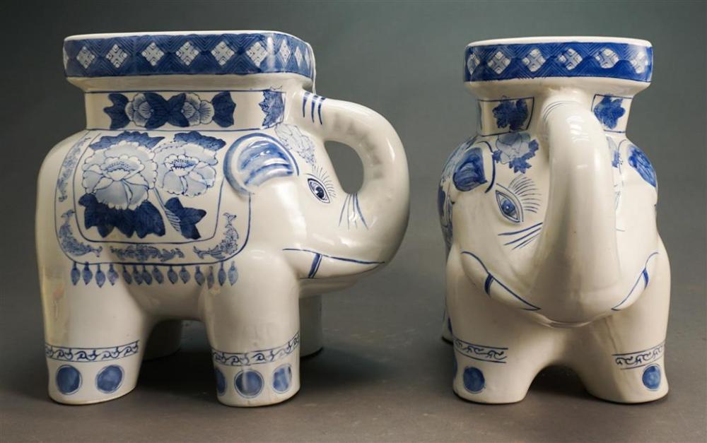 PAIR CHINESE BLUE AND WHITE
