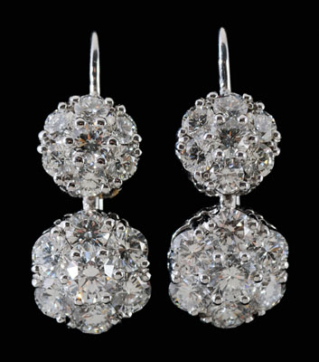 Pair diamond earrings: circular