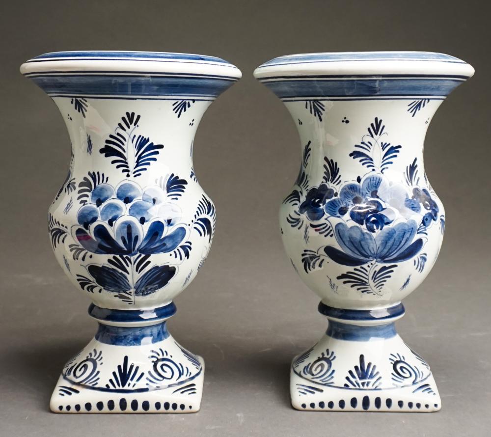 PAIR DP DELFTWARE URNS, H: 10 1/2