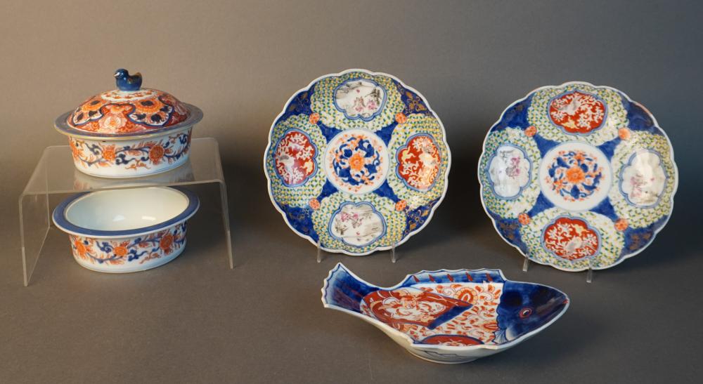 PAIR IMARI EXPORT DECORATED DISHES,