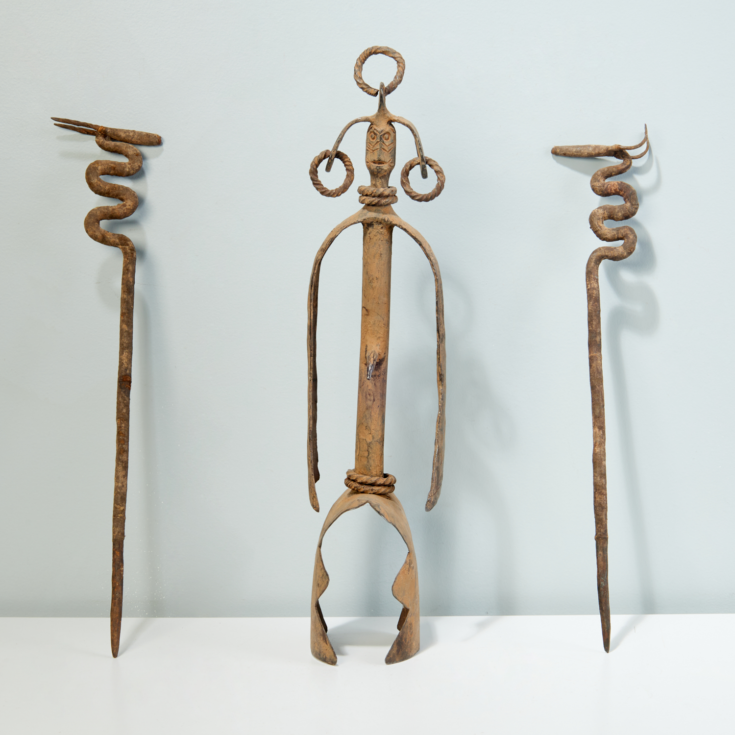 PAIR LOBI STAKES AND A MUMUYE