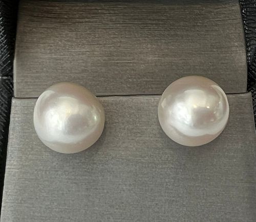 PAIR OF 13MM WHITE SOUTH SEA