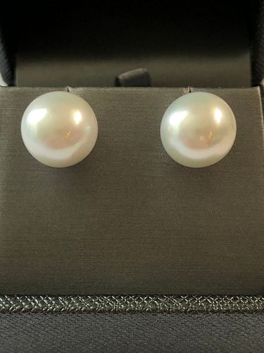 PAIR OF 13MM WHITE SOUTH SEA
