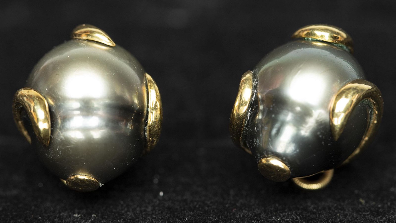 PAIR OF 18K GOLD BLACK TAHITIAN