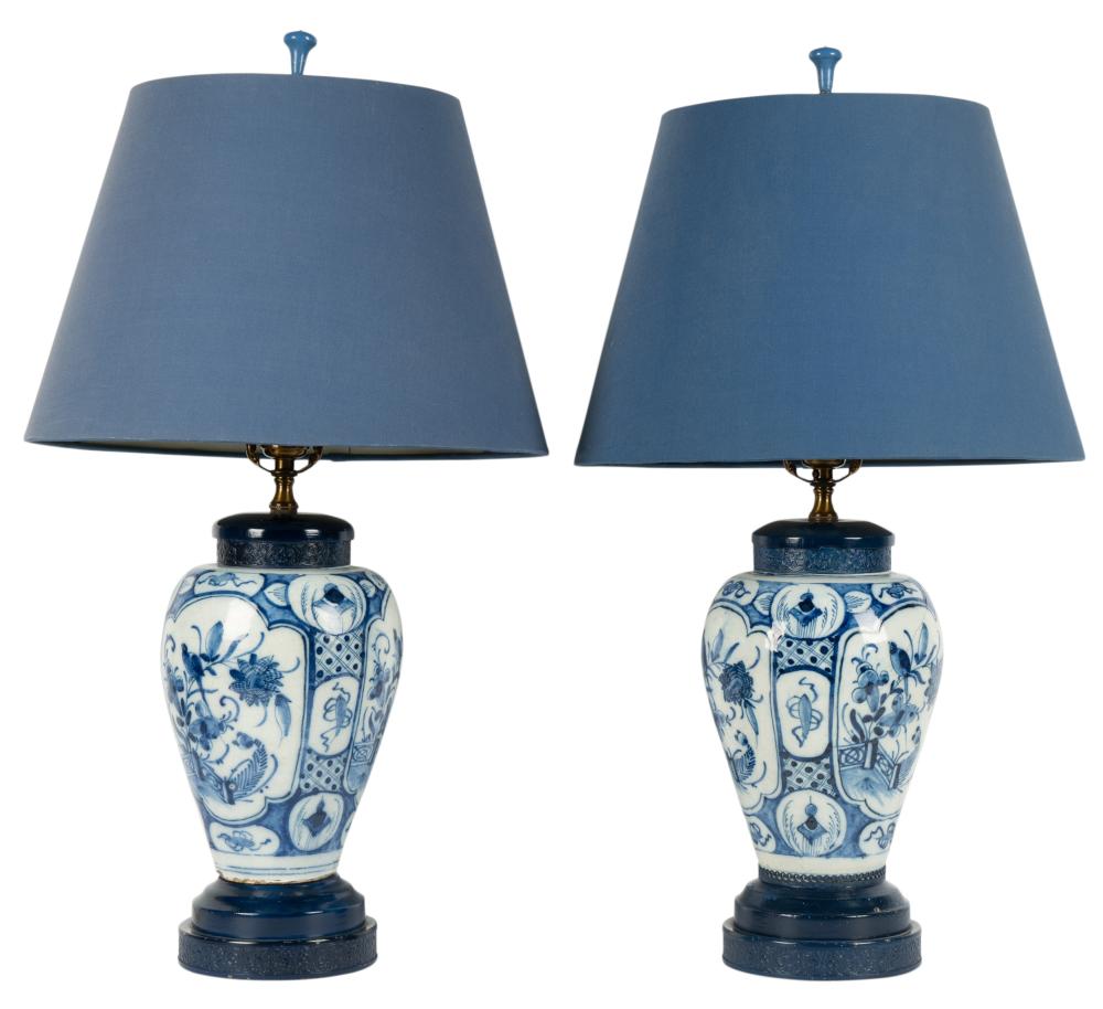 PAIR OF BLUE AND WHITE PORCELAIN