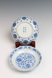 PAIR OF BLUE AND WHITE LOTUS D