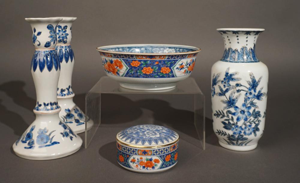 PAIR OF BLUE AND WHITE PORCELAIN