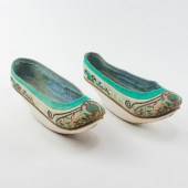 PAIR OF CHINESE EMBROIDERED SL