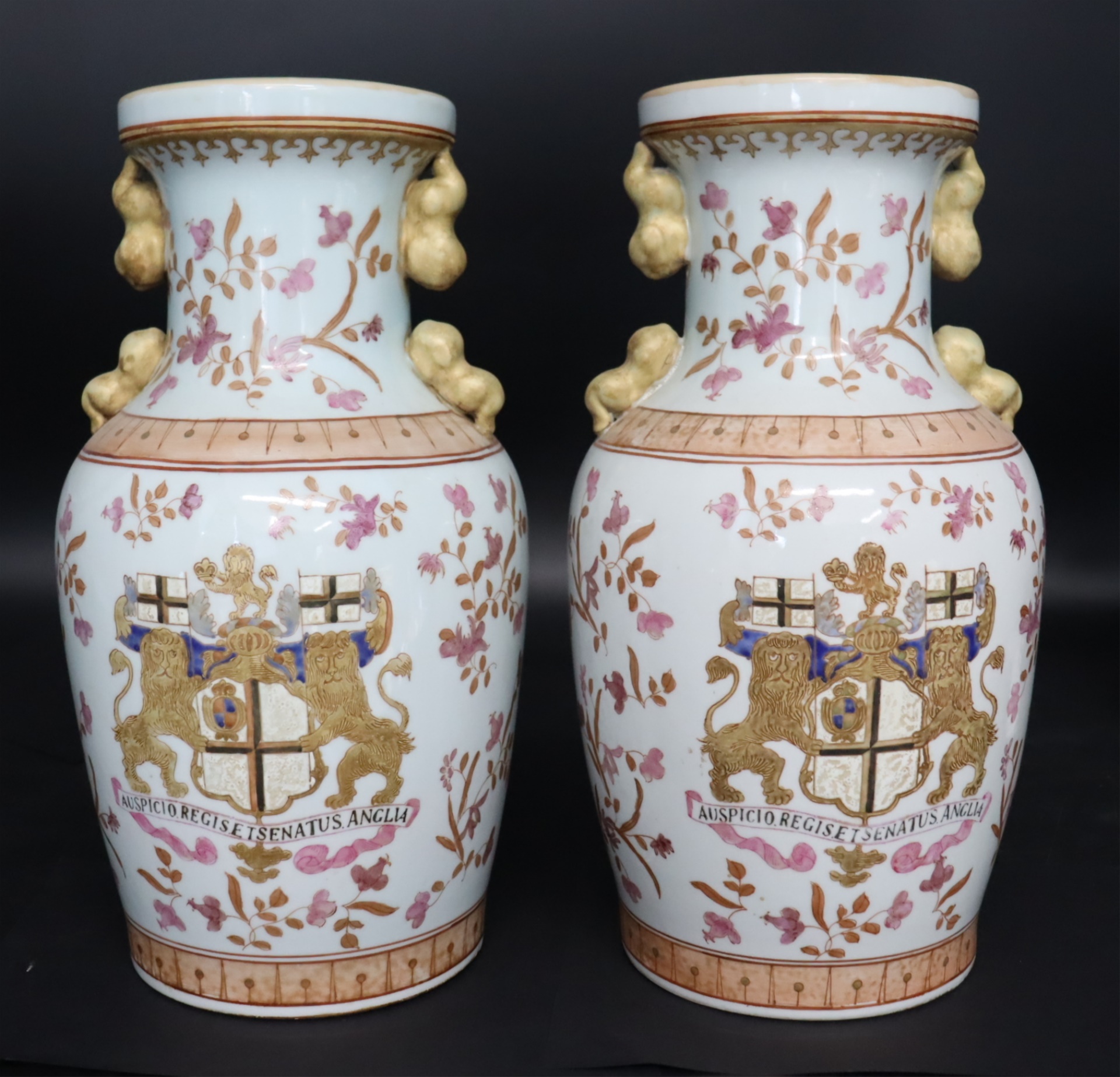 PAIR OF CHINESE EXPORT AMORIAL
