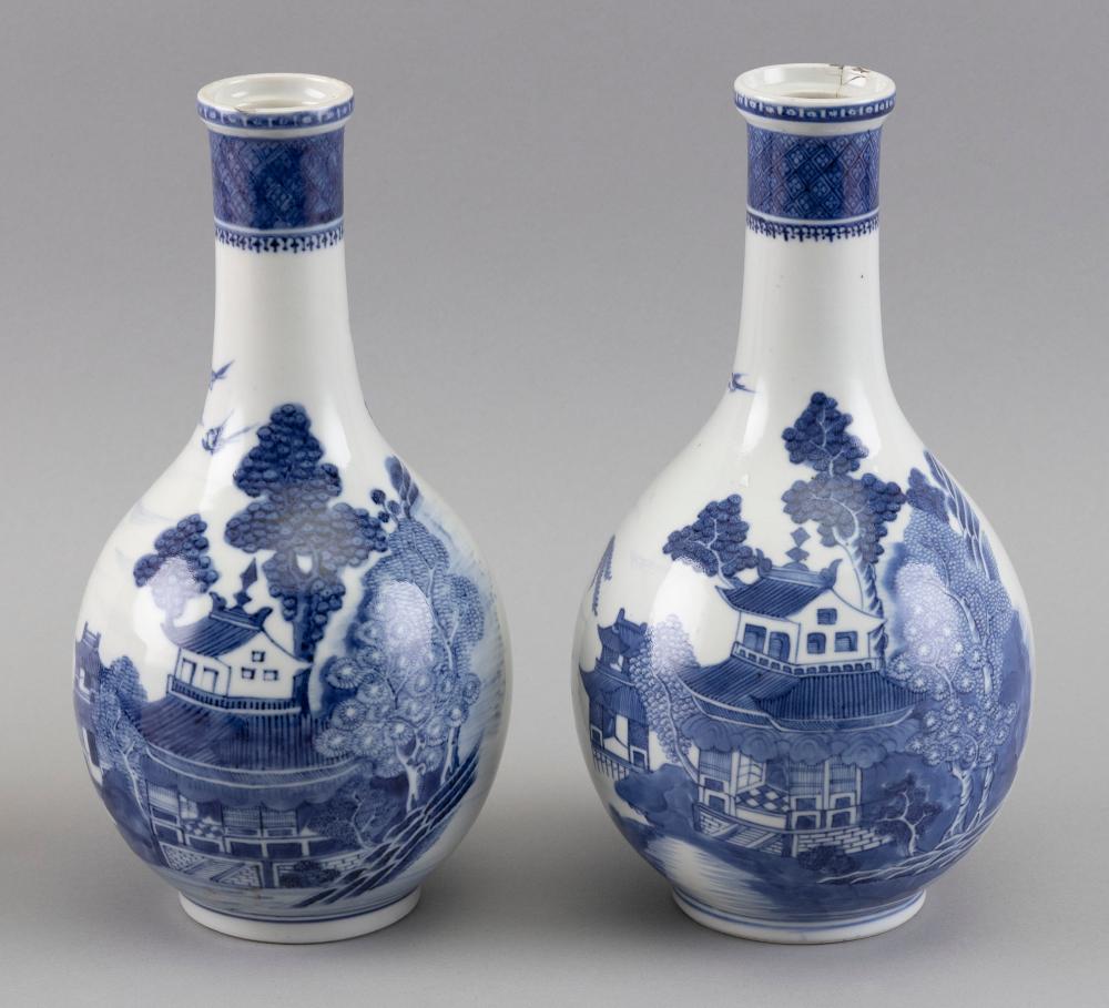 PAIR OF CHINESE EXPORT BLUE AND