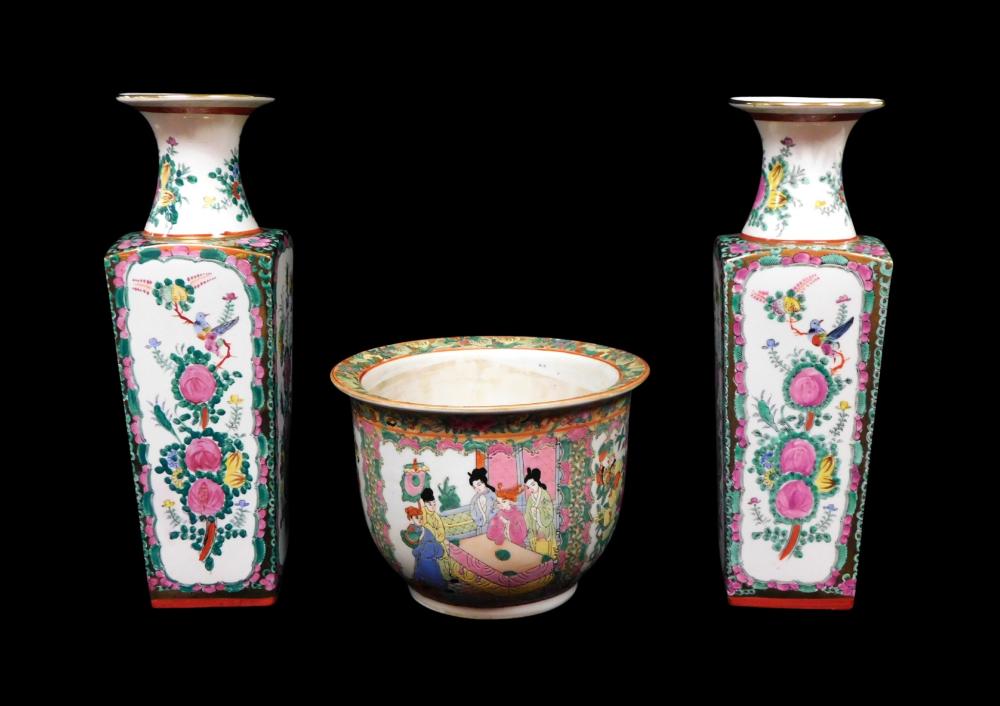 PAIR OF CHINESE EXPORT FAMILLE ROSE