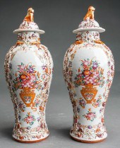 PAIR OF CHINESE EXPORT PORCELA