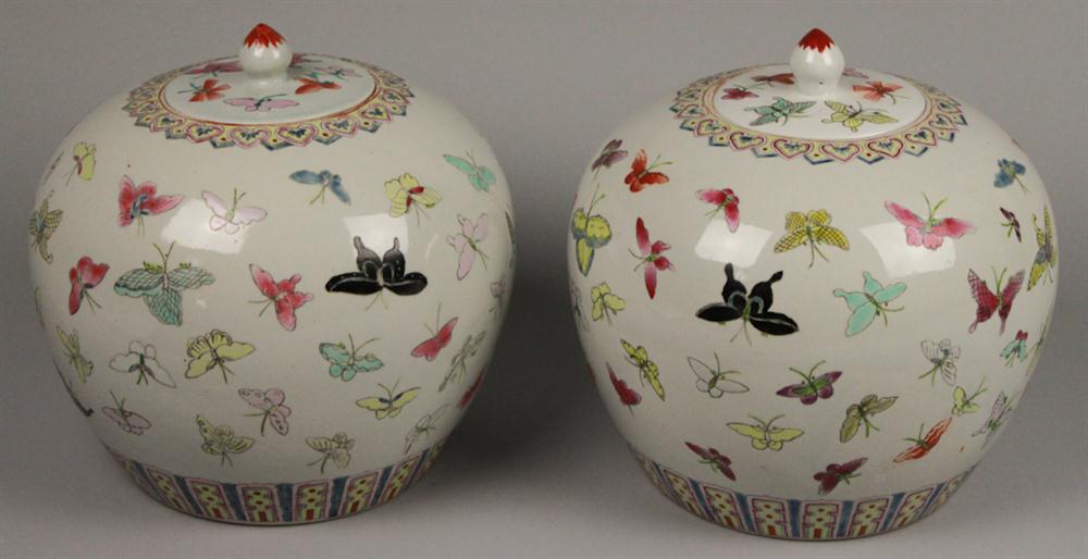 PAIR OF CHINESE FAMILLE ROSE