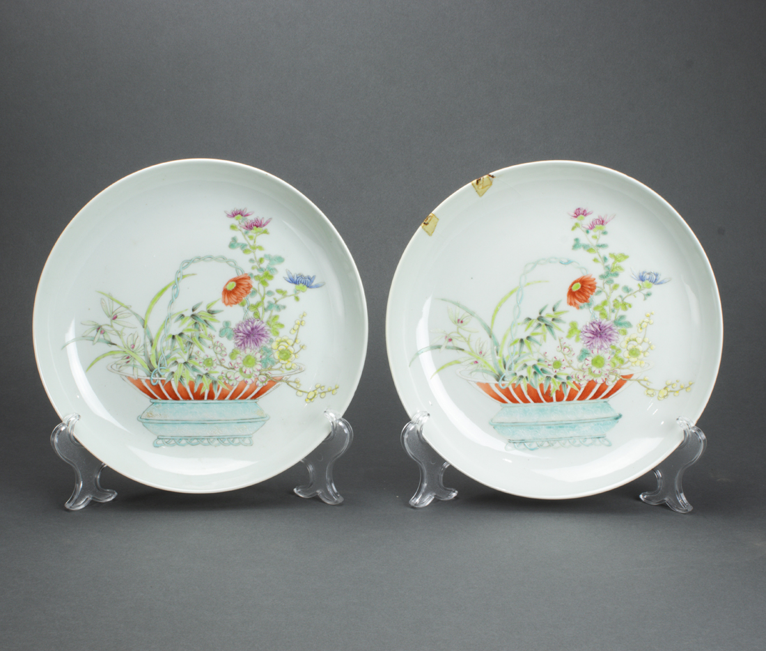 PAIR OF CHINESE FAMILLE ROSE DISHES