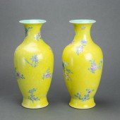 PAIR OF CHINESE FAMILLE ROSE Y