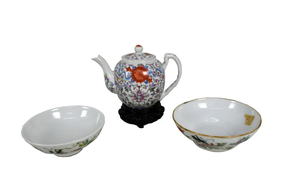 PAIR OF CHINESE FAMILLE ROSE