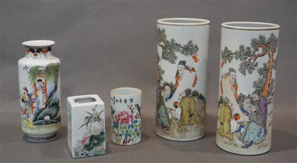 PAIR OF CHINESE 'FAMILLE ROSE'