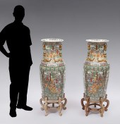 PAIR OF CHINESE FAMILLE ROSE P